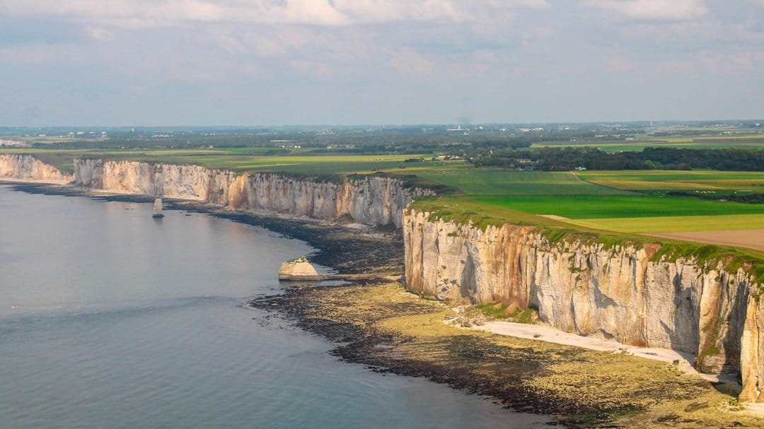 Parcours de golf majestueux en France avec paysages verdoyants et vues panoramiques.
