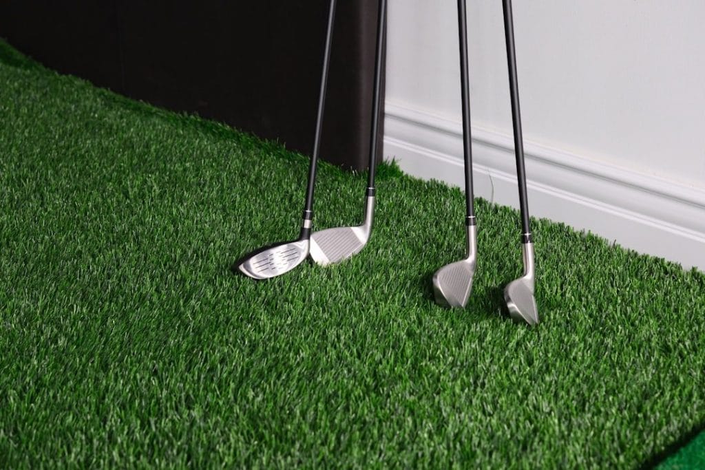 Comparaison des différents types de clubs de golf, incluant drivers, fers et wedges.