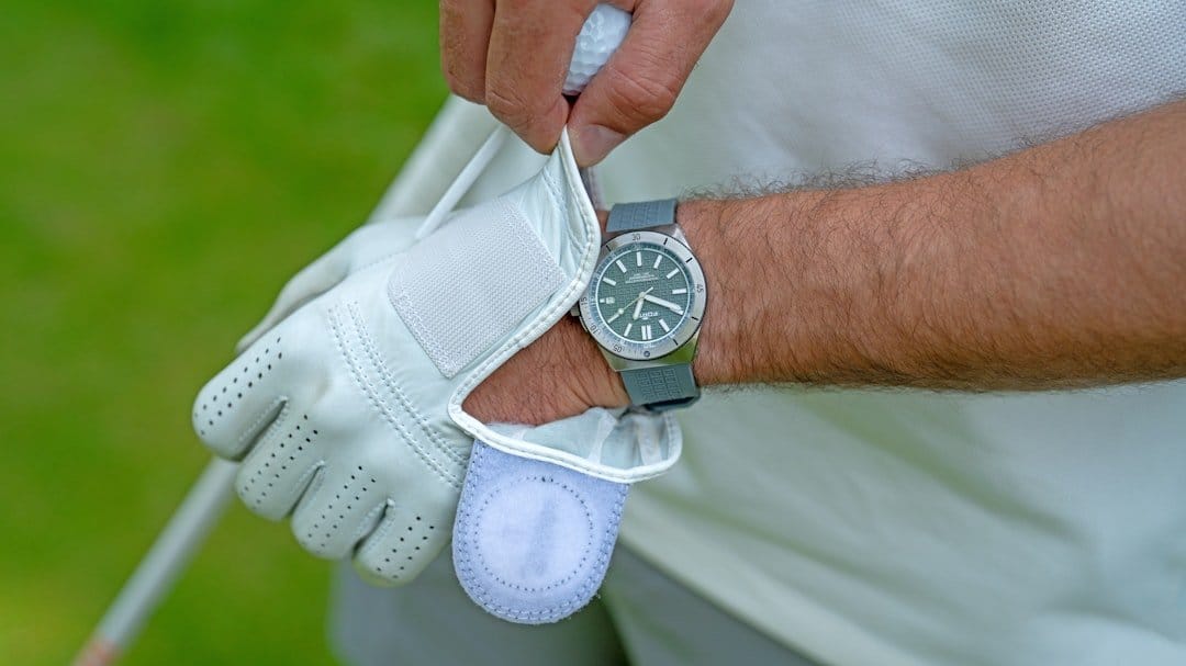 Erreurs montre golf : guide pour les éviter 13 Montre de golf sur un parcours, erreurs fréquentes à éviter pour les golfeurs — vue détaillée