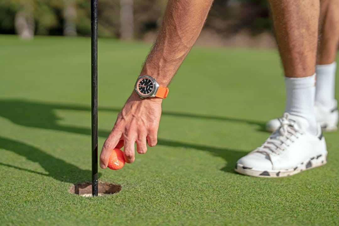 Optimiser montre de golf en entraînement 13 Montre de golf utilisée lors d'un entraînement sur le parcours de golf — vue détaillée