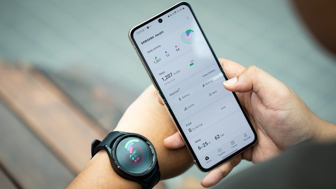 Comparaison entre une montre de golf et un smartphone pour le suivi de performance — vue détaillée