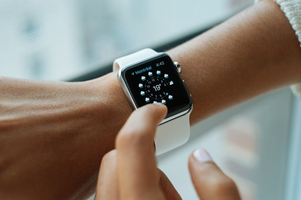 Comparatif des applications de golf pour montres connectées avec des fonctionnalités variées.