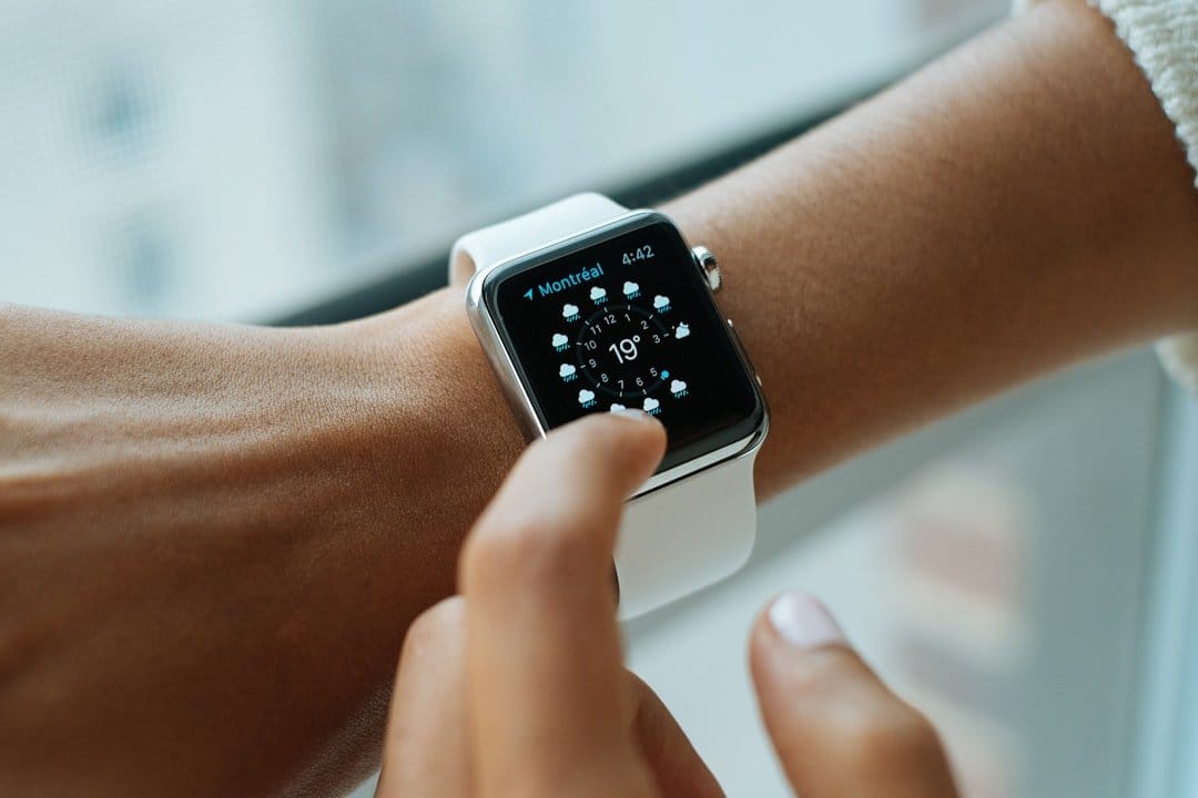 Comparatif des applications de golf pour montres connectées avec des fonctionnalités variées.